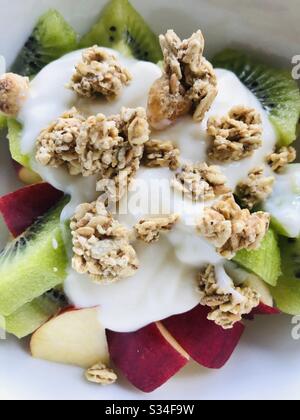 Colazione sana di mele e kiwi con yogurt e muesli Foto Stock