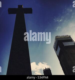 Architettura di Durham City, Inghilterra nord-orientale. Vista retroilluminata della Croce Celtica nel cimitero della Cattedrale di Durham Foto Stock