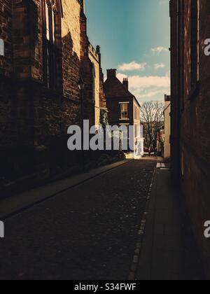 Architettura di Durham City, Inghilterra nord-orientale. Pittoresco quartiere medievale con strada acciottolata su Bow Lane che conduce a Kingsgate Bridge, Durham Foto Stock