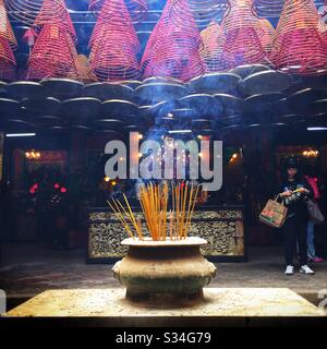 Incenso brucia nel Tempio di Tin Hau a Yau ma Tei, Kowloon, Hong Kong Foto Stock