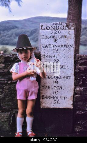 Giovane ragazza con cappello gallese Foto Stock