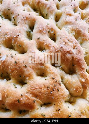 Primo piano di focaccia fatta in casa, con rosmarino e sale marino. Foto Stock