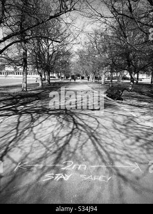 Promemoria di allontanamento sociale durante l'epidemia di coronavirus. Greenwich Park, Londra. Foto Stock