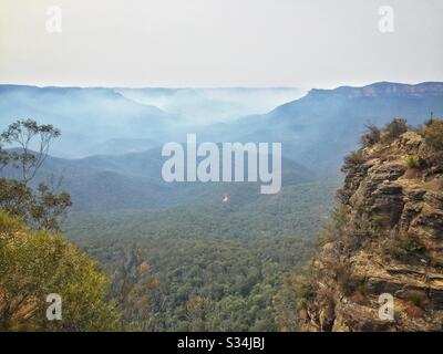 Bushfire fumo nella Jamison Valley, Blue Mountains National Park, NSW, Australia, gennaio 2020 Foto Stock