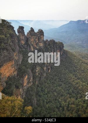 Fumo da incendi visibili nella Jamison Valley dalle tre Sorelle, Blue Mountains National Park, NSW, Australia, gennaio 2020 Foto Stock