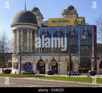 L'Alhambra Theatre nel centro di Bradford, nello Yorkshire, Regno Unito. Costruito nel 1913, nel 1986 ha subito un'estesa ristrutturazione. Le inserzioni rimangono per grandi produzioni itineranti, ora annullate a causa del coronavirus. Foto Stock