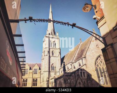 Architettura di Durham City, Inghilterra nord-orientale. La guglia della chiesa di San Nicola, comunemente conosciuta come St NIC's, è un luogo di culto della Chiesa d'Inghilterra situato sul mercato di Durham. Foto Stock
