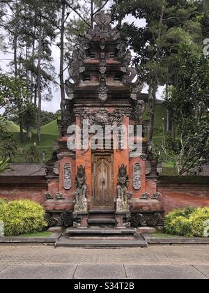 Una bella parte del tempio di Tirta empul a Bali, Indonesia. Foto Stock