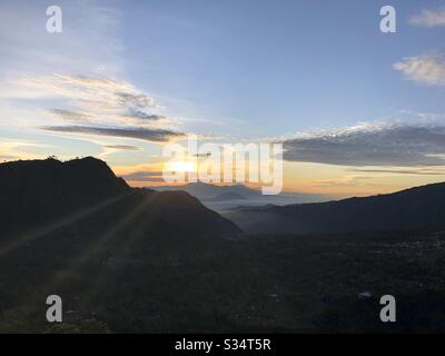 Bella alba al famoso Vulcan Mt. Bromo su Java, Indonesia. Foto Stock