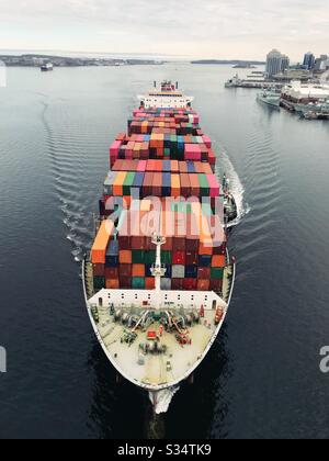 Una nave da carico naviga attraverso il porto di Halifax in Nuova Scozia Foto Stock