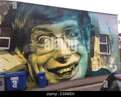 Fotografia di Street art del professor Stephen Hawking a Bedminster, Bristol, Regno Unito. L'arte della parete è stata dipinta nel 2018 dall'artista americano ARCY come parte dell'Upfest, il più grande festival di Street art d'Europa Foto Stock