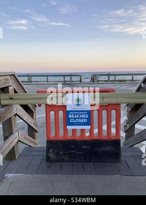 La spiaggia ha chiuso il cartello e bloccato l'ingresso a un parcheggio pubblico il 2 aprile 2020 Destin, Florida a causa di una pandemia di coronavirus Foto Stock