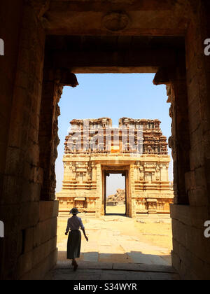 Un turista che entra nel tempio di Achyutaraya in Hampi, Karnataka, India. Foto Stock