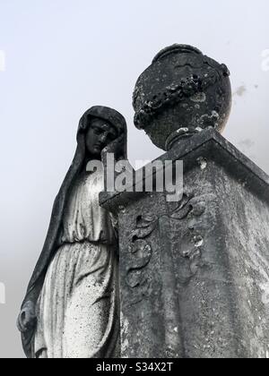 Angel con Urn, Magnolia Cemetery, Mobile Alabama Foto Stock