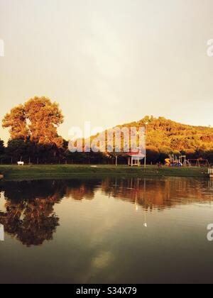 Riflessioni sul lago. Foto Stock