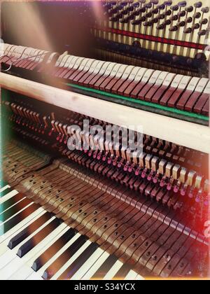 Lavorazioni interne di un pianoforte verticale, con effetti di colore Foto Stock