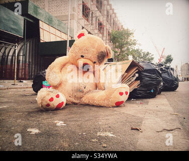 Grande orso di Teddy sporco rimasto nel Cestino Foto Stock