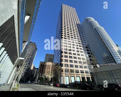 LOS ANGELES, CA, MAR 2020: Vista grandangolare dei grattacieli e della strada nel centro città, con cielo azzurro Foto Stock