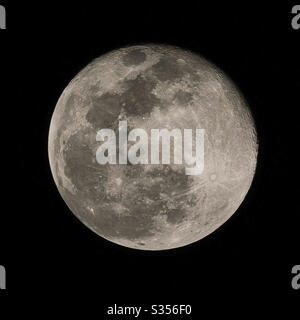 Full moon bette conosciuto come Pink Moon Shoot durante la Super Moon di aprile l'8 aprile 2020 Foto Stock