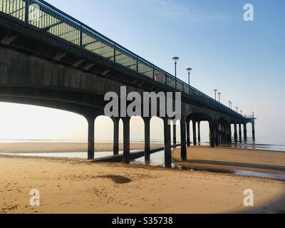 Boscombe Pier, Bournemouth, Dorset, UK a bassa marea Foto Stock