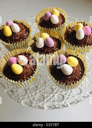 Tortini di Pasqua decorati con mini uova di cioccolato Foto Stock