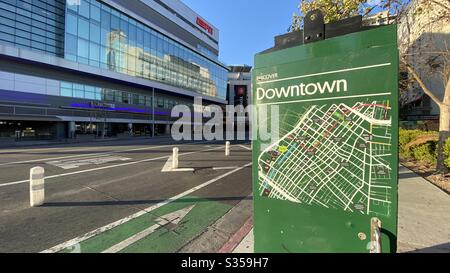 LOS ANGELES, CA, MAR 2020: strada con piste ciclabili accanto alla mappa Discover Downtown in mostra nella zona di South Park, vicino A LA Live e ai luoghi di intrattenimento e sport dello Staples Center Foto Stock