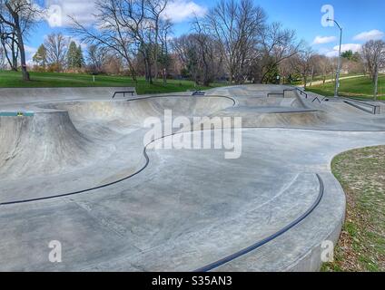 DUBUQUE, IOWA, 15 aprile 2020 – Foto di paesaggio del parco di skate urbano completamente vuoto durante la Pandemia Covid-19 in una luminosa giornata di primavera Foto Stock