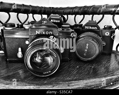 Vecchia fotocamera Nikon F e una Nikon FM2 Foto Stock