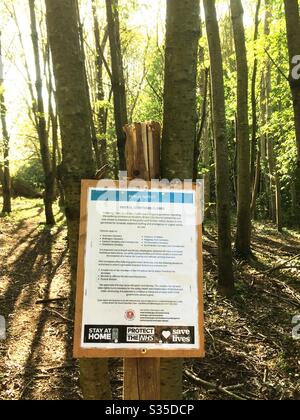 Un poster di un sentiero ai margini del bosco, nell'aprile 2020, che informa che i cimiteri di Bristol sono chiusi al pubblico fino a nuovo avviso a causa della pandemia di coronavirus Foto Stock