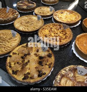 Torte di mele in mostra nella vetrina del panettiere - Bruxelles, Belgio. Foto Stock