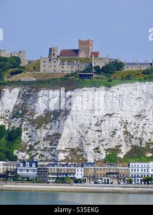 Dover e le bianche scogliere viste dal mare Foto Stock