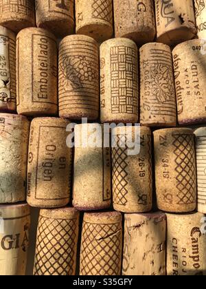 File di tappi di vino Foto Stock