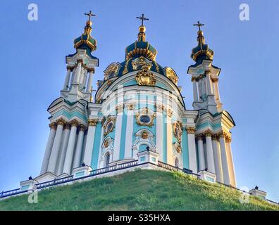 Alla chiesa di Andrews, Kiev. Un luogo di culto decorato in blu, bianco e oro con tetto a cupola, torrette e dettagli intricati. Foto Stock