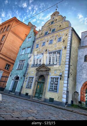 Insoliti e bellissimi vecchi edifici colorati a riga, Lettonia. Foto Stock