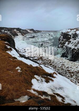 Cascata Gullfoss, Islanda. Una cascata enorme in una valle innevata. Foto Stock