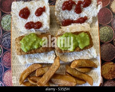 Fish (fingers) chips e Mush Peas su torta di armi Foto Stock