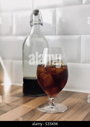 Bicchiere di caffè freddo fatto in casa su ghiaccio. Foto Stock