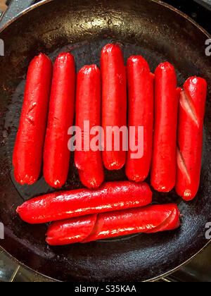 Hot dog filippini rossi che cucinano in una padella. Foto Stock