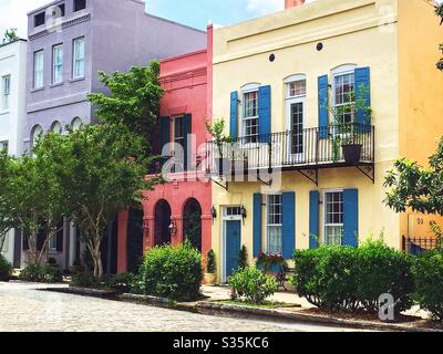 Rainbow Row a Savannah, Georgia, famosa per i colori delle case. Foto Stock