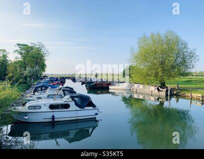 Barche ormeggiate sul Tamigi, Oxford, Regno Unito Foto Stock