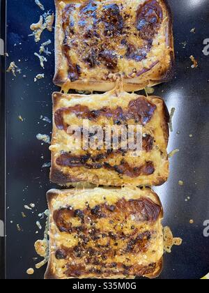 Crostini di prosciutto e formaggio con salsa bruna e chili e peperoni Foto Stock