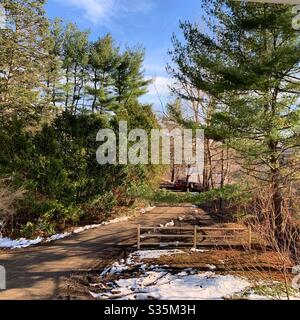 Fine del mese di marzo su una strada sterrata in Massachusetts, Stati Uniti Foto Stock