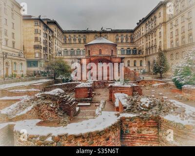 Chiesa di San Giorgio Rotunda nella neve. Situato nel cortile di un bellissimo edificio. Sofia, Bulgaria. Foto Stock