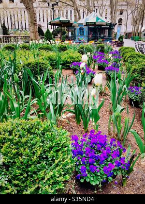 Giardini e aiuole in Bryant Park, che è vuoto in un pomeriggio di primavera durante la pandemia di coronavirus, NYC, USA, 2020 Foto Stock