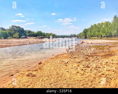 Un letto del fiume parzialmente essiccato in Argentina del Nord. Foto Stock