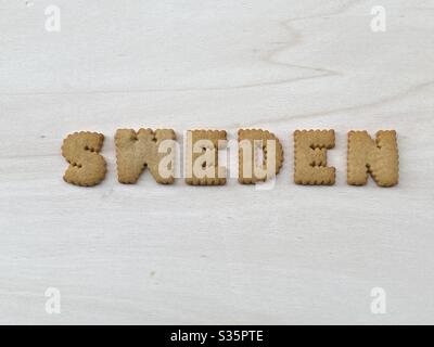 Svezia, paese nordico europeo composto con lettere di biscotto su un bordo di legno bianco Foto Stock