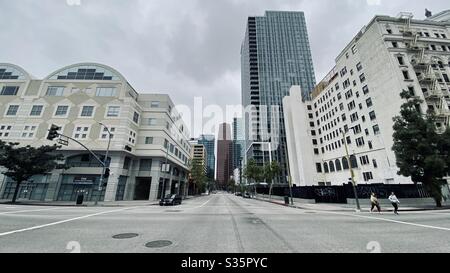 LOS ANGELES, CA, Apr 2020: Strade vuote accanto al Fashion Institute of Design & Merchandising in Downtown. Appartamenti e blocchi di uffici sullo sfondo. Giorno di trasmissione Foto Stock