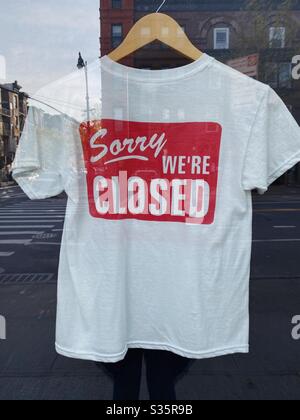 28 aprile 2020: Cartello chiuso stampato su una t-shirt appesa in un negozio, Park Slope, Brooklyn, New York, USA. Foto Stock