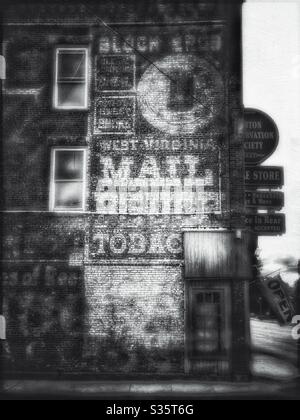 Pubblicità in bianco e nero Mail Pouch su un edificio in mattoni a Canton, Ohio Foto Stock