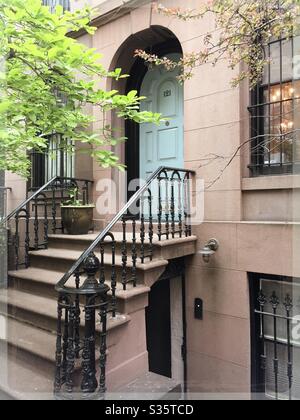 Il quartiere di Murray Hill a Manhattan presenta delle pietre dorate ben tenute lungo la E. 35th St., NYC, USA Foto Stock